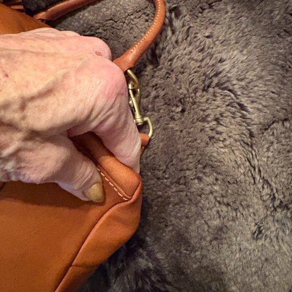 Elegant Tan Leather Handbag - Picture 9 of 13